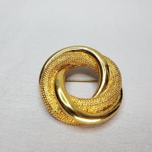 Vintage Signed Monet Textured Gold Tone Wreath Brooch